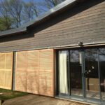 Volets Guignard en bois lamellé de style contemporain.
