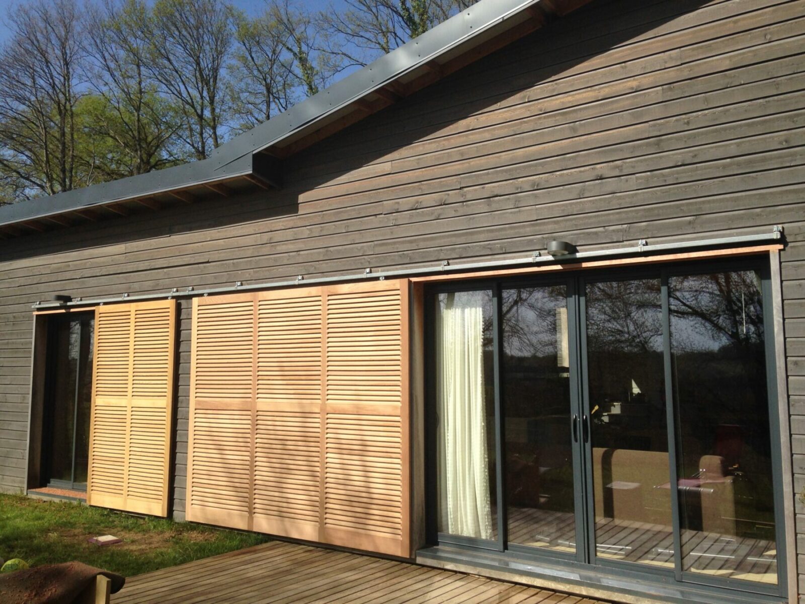 Volets Guignard en bois lamellé de style contemporain.