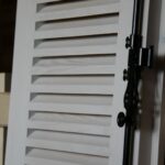 Volets blancs avec ferrure noire