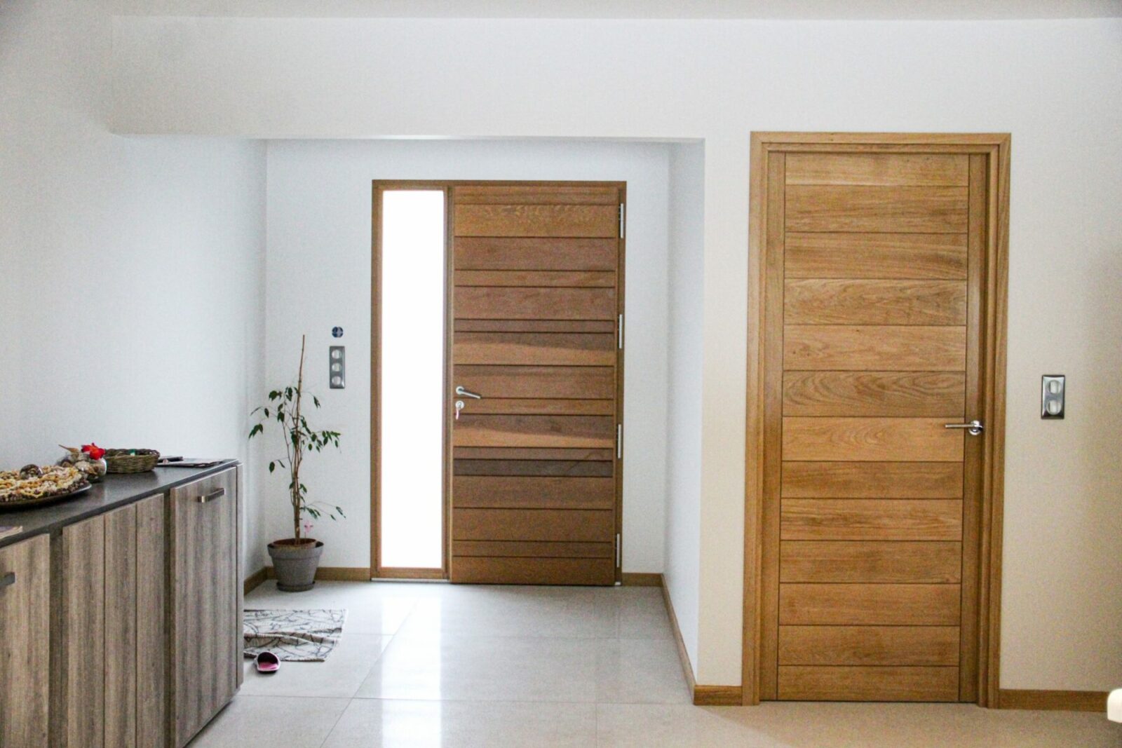 Entrée avec portes en bois, incluant les volets Guignard.