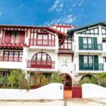 Villa du Pyla avec des volets Guignard colorés et balcons en bois.
