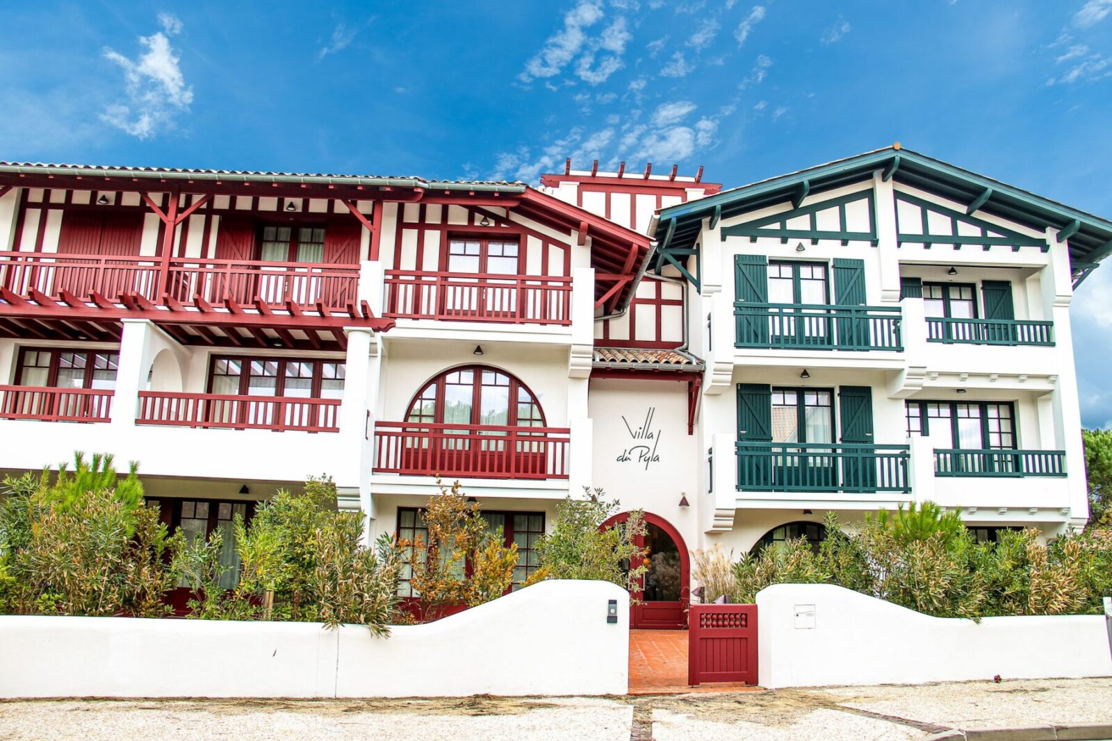 Villa du Pyla avec des volets Guignard colorés et balcons en bois.