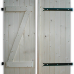 Volets Guignard en bois avec attaches métalliques et design traditionnel.