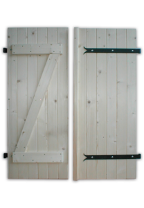 Volets Guignard en bois avec attaches métalliques et design traditionnel.