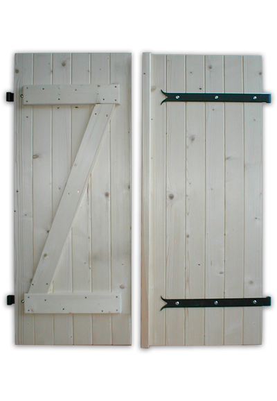 Volets Guignard en bois avec attaches métalliques et design traditionnel.