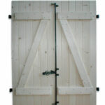Volets Guignard en bois blanc avec ferrures noires