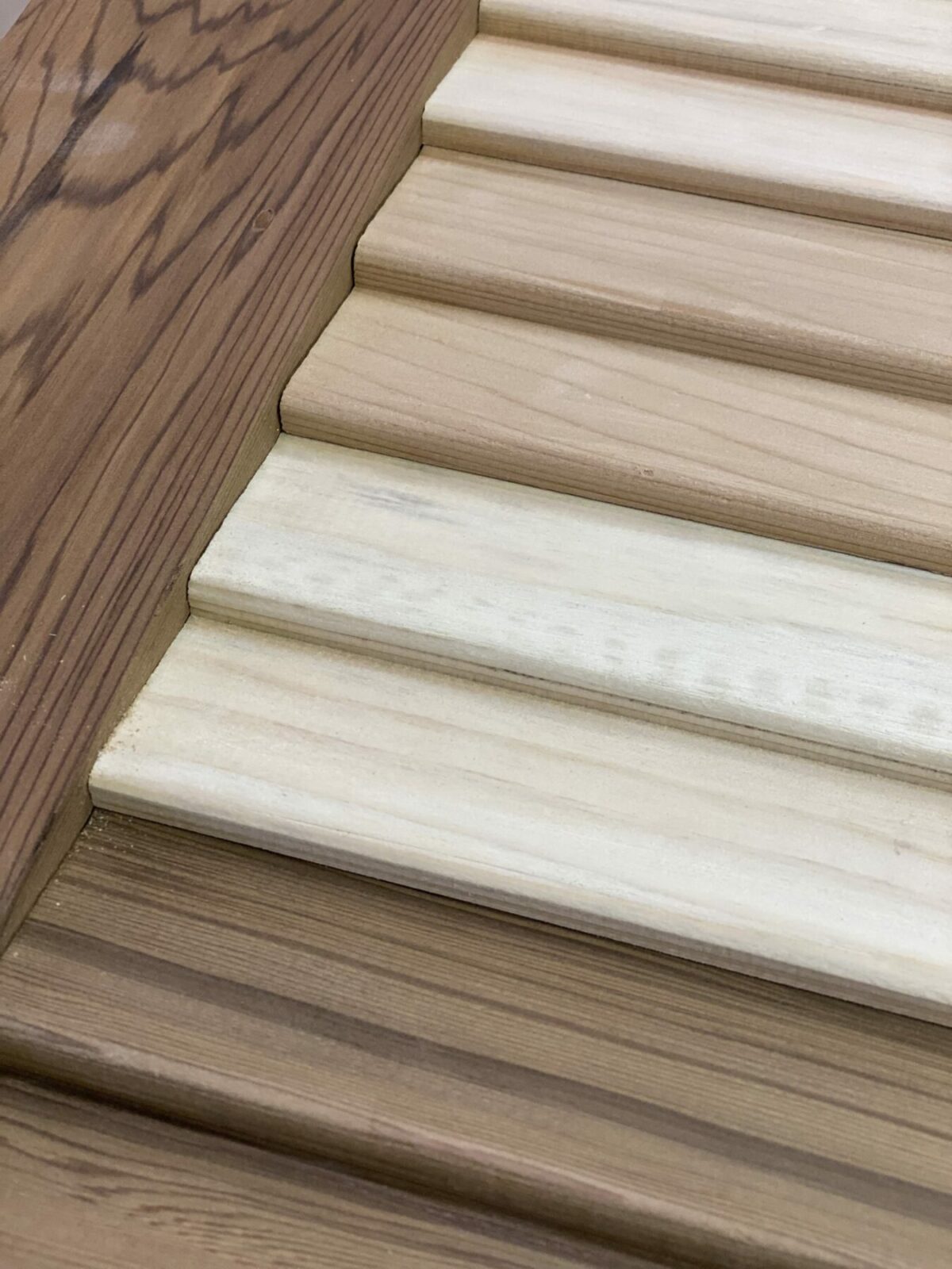 Volets Guignard escalier bois blanc