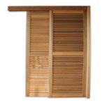 Volets Guignard en bois avec des lames horizontales ajustables.