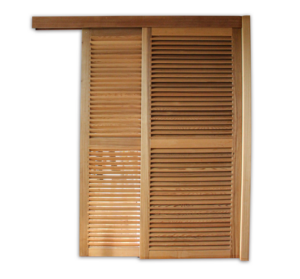 Volets Guignard en bois avec des lames horizontales ajustables.