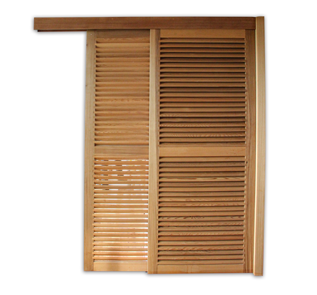 Volets Guignard en bois avec des lames horizontales ajustables.