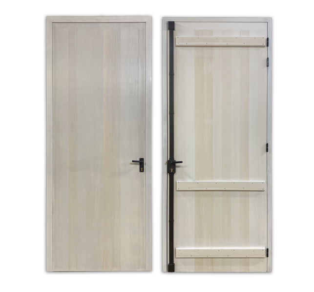 Deux volets en bois clairs, Volets Guignard, une porte simple et une coulissante.