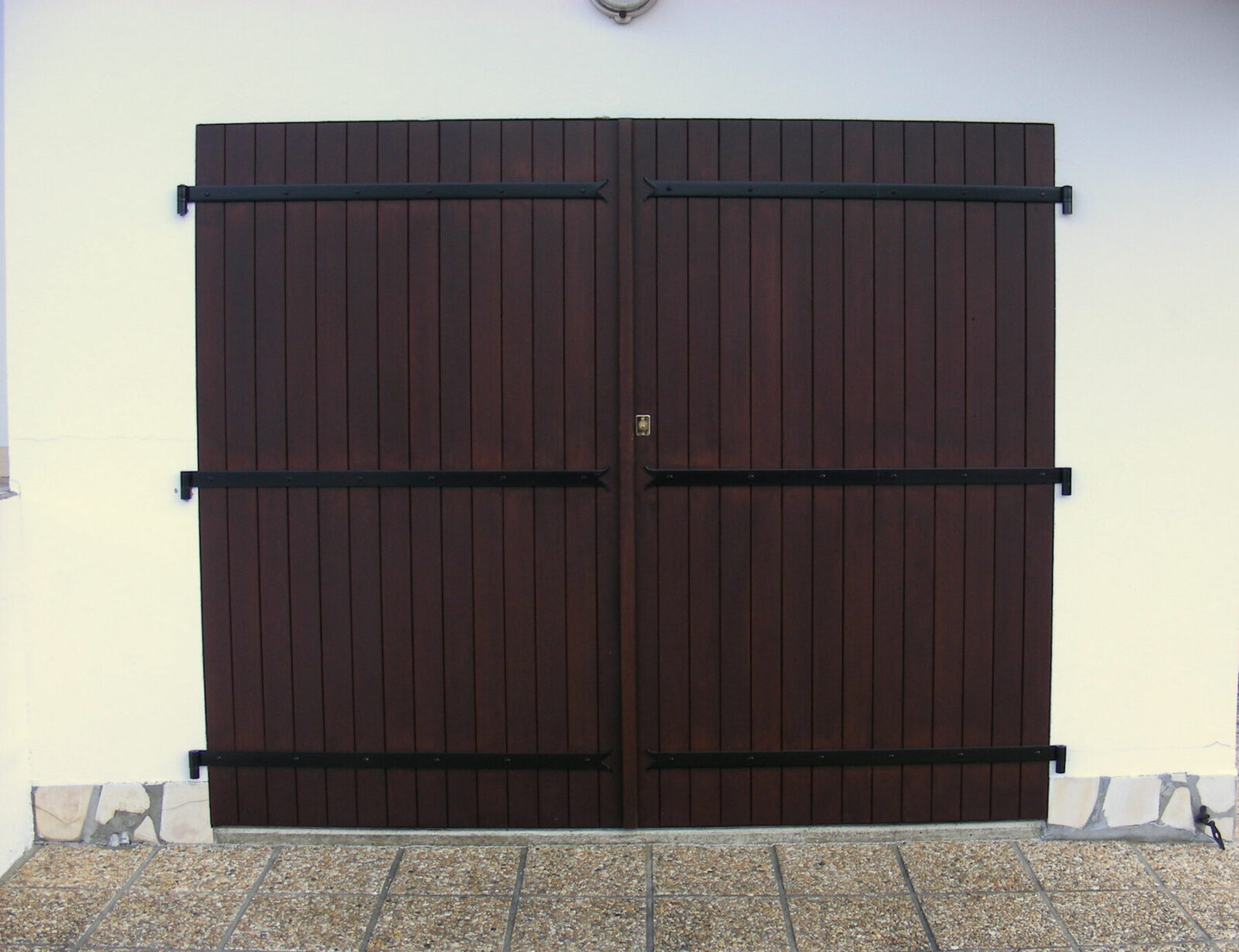 Volets en bois marron avec poignées noires