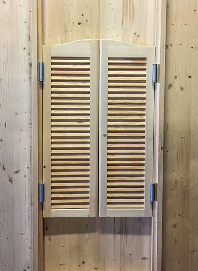 Volets Guignard en bois avec lames horizontales et poignées en métal.