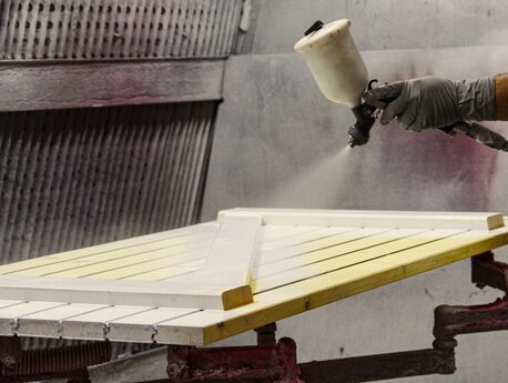 Application de peinture sur des volets par Volets Guignard.