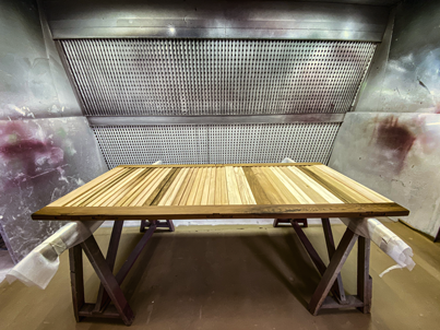Table en bois avec motifs variés, Volets Guignard en préparation.