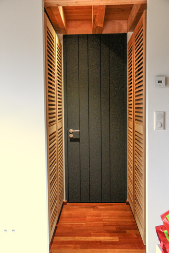 Porte en bois avec volets en lamelles, Volets Guignard.