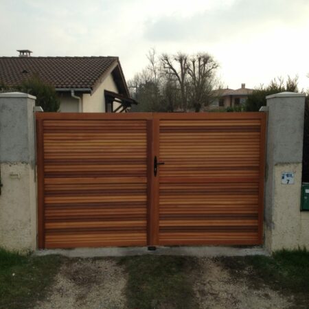 Volets en bois Guignard, entrée résidentielle