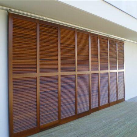 Volets en bois Guignard sur façade blanche