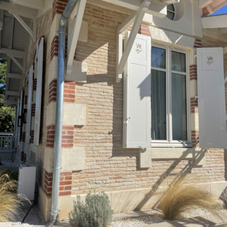 Volets Guignard maison fenêtre blanche brique