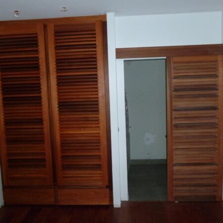 Volets en bois fermés dans une pièce